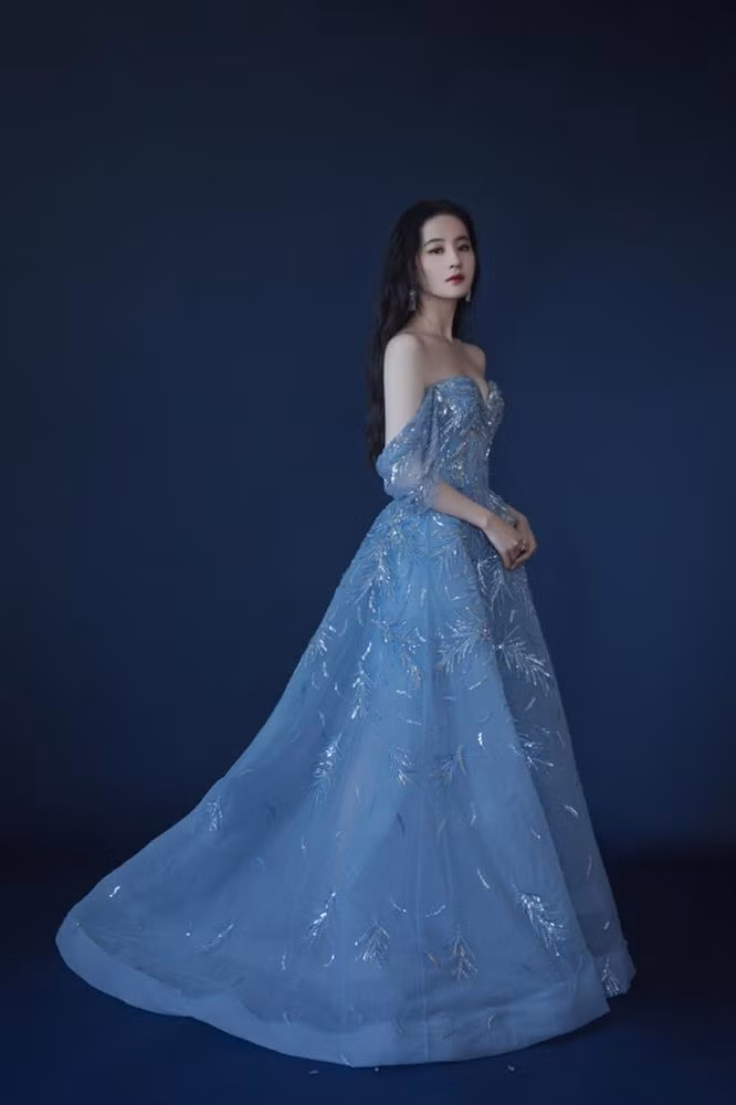 Trong khi đó, ảnh đã qua photoshop, Lưu Diệc Phi lại sở hữu thân hình mi-nhon, mảnh mai hơn hẳn.