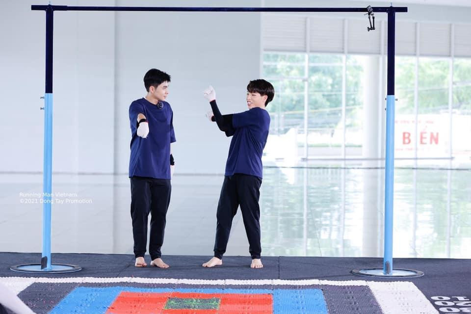 Thậm chí còn có những lời lẽ nặng nề hơn, cảnh báo Đức Phúc "rớt đồ giả" khi tham gia chương trình.