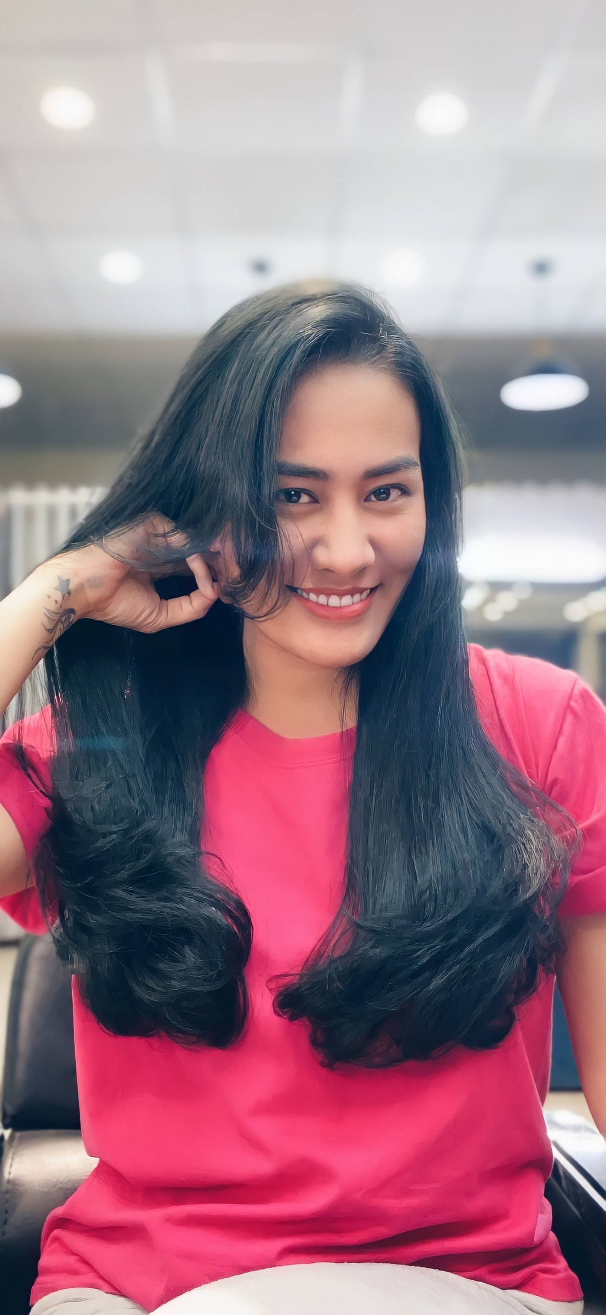 Khác với tạo hình trên phim, ngoài đời Minh Cúc sắc sảo, gợi cảm. Nữ diễn viên "Hương vị tình thân" cũng thường diện những trang phục năng động, trẻ trung hơn so với tuổi.