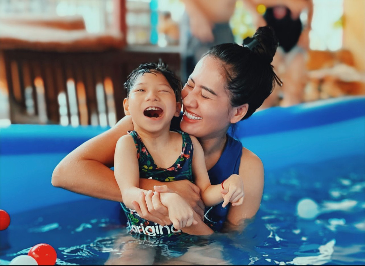 Minh Cúc và con gái.