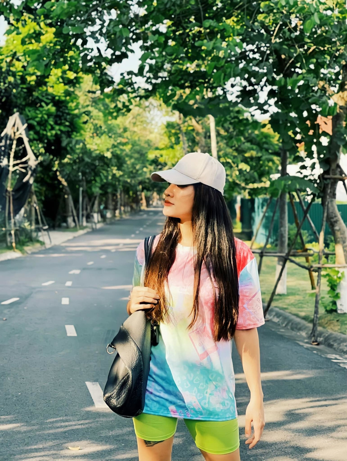 Trong những bộ ảnh nghệ thuật, Minh Cúc gây ấn tượng khi biến hóa nhiều phong cách, nhiều lối trang điểm.