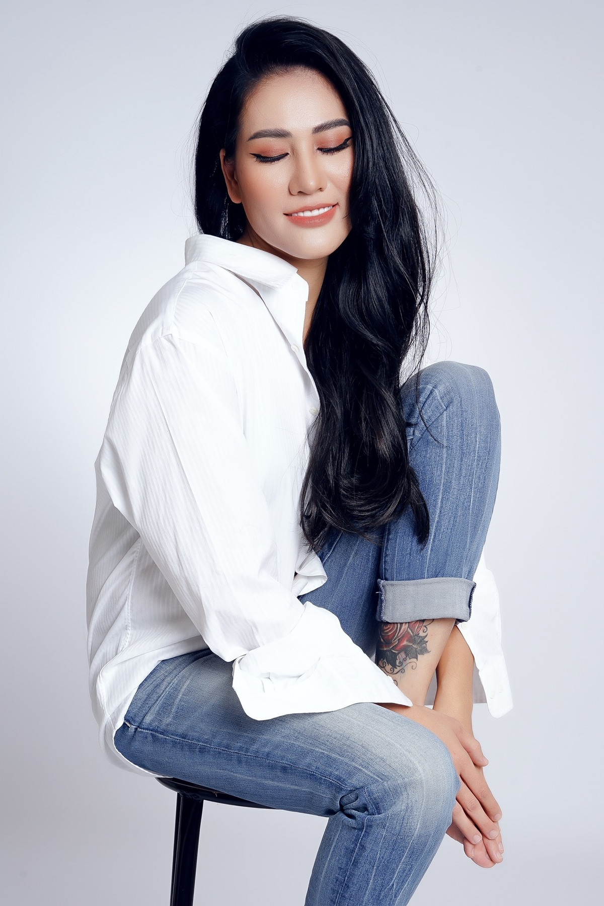 Trong một bài phỏng vấn với VietNamNet, Minh Cúc khẳng định hiện tại không quá quan tâm đến chuyện kết hôn hay có gia đình riêng: "Tôi yêu thích sự tự do và hài lòng với cuộc sống hiện tại. Hơn nữa, tôi độc lập, tự chủ đã quen. Những lúc mệt mỏi có gia đình bên cạnh, có con gái, có công việc và sự yêu thương của khán giả, tôi cảm thấy như được tiếp thêm sức mạnh rồi. Tất nhiên, ai đến với tôi, yêu thương trân trọng 2 mẹ con tôi đón nhận 1 cách vui vẻ và cũng sẽ trân trọng họ. Còn nếu không, mẹ con tôi vẫn ổn mà!".