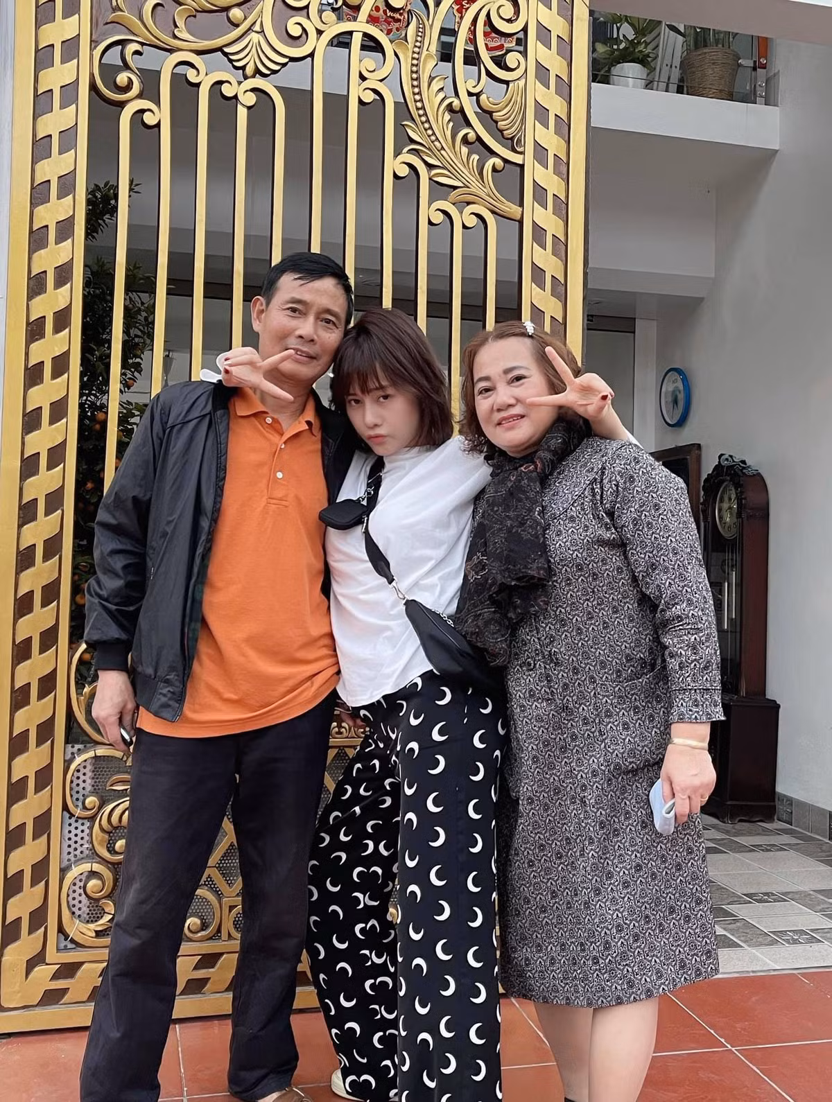 Phương Oanh bị mẹ trêu: "Xinh, trẻ, mỗi tội hơi hâm, không đi lấy chồng là ngày càng hâm nặng".