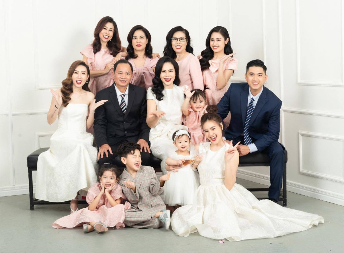 Ninh Dương Lan Ngọc chụp ảnh với gia đình lớn của mình.