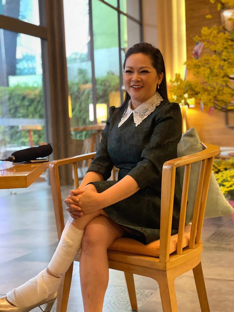 Trong nhóm fanclub, một khán giả đăng hình ảnh mới của ca sĩ Như Quỳnh sau khi hoàn tất đợt cách ly. Chân ca sĩ hải ngoại Như Quỳnh do bị trật phải quấn băng khiến fan lo lắng.