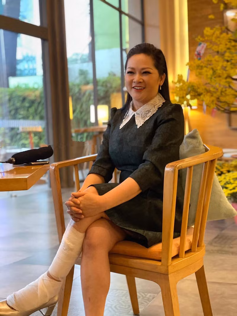 Trong nhóm fanclub, một khán giả đăng hình ảnh mới của ca sĩ Như Quỳnh sau khi hoàn tất đợt cách ly. Chân ca sĩ hải ngoại Như Quỳnh do bị trật phải quấn băng khiến fan lo lắng.