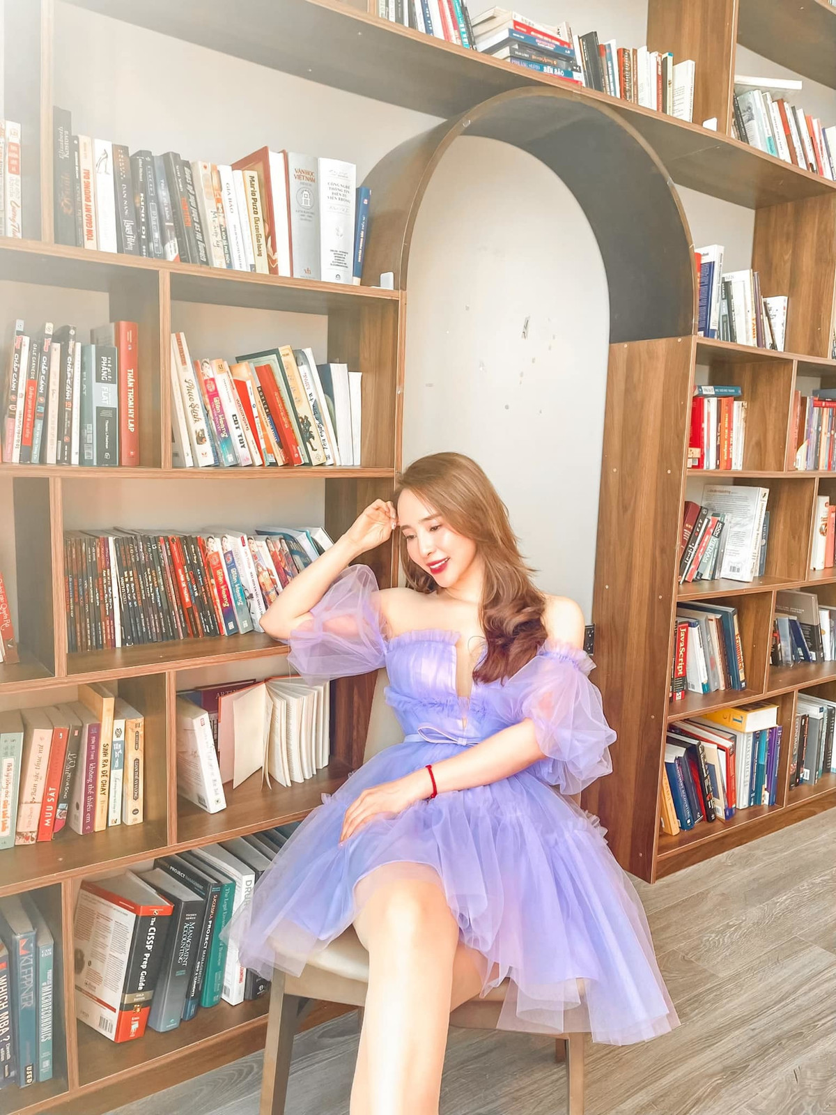 Quỳnh Nga mặc váy tím e ấp chiều cuối tuần.