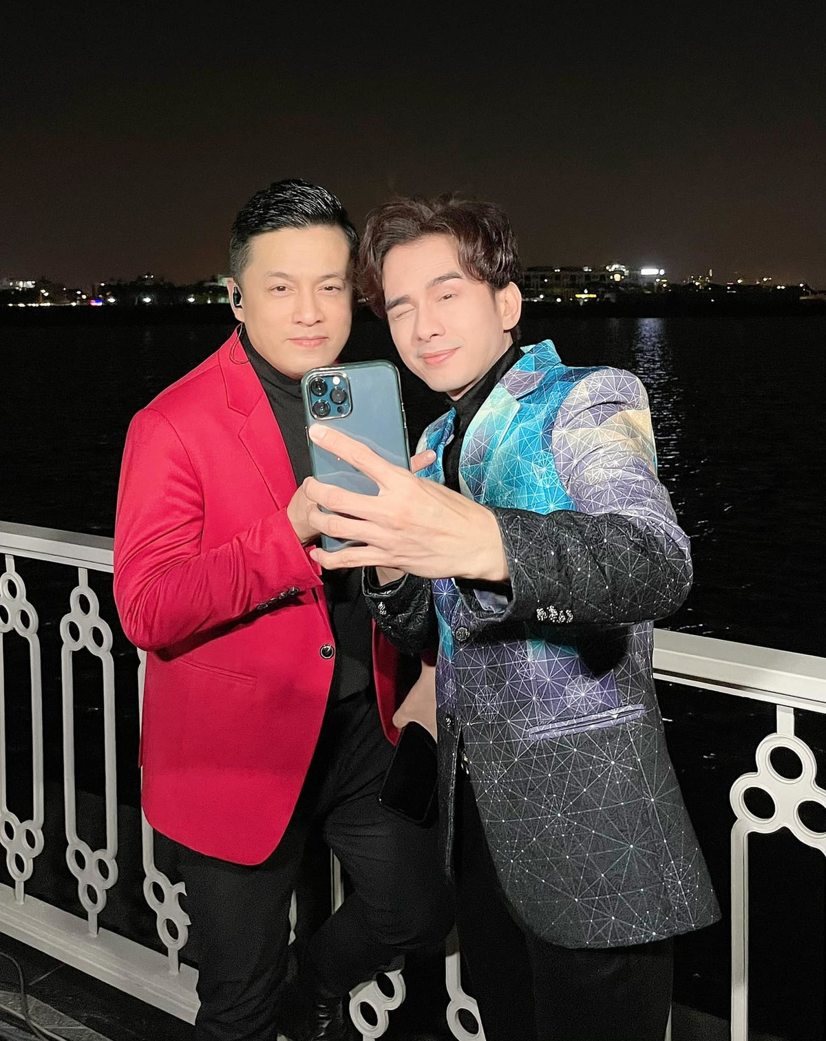 Đan Trường chụp kỷ niệm show hát cùng Lam Trường, thông tin năm nay ngừng show sớm để đón Tết.