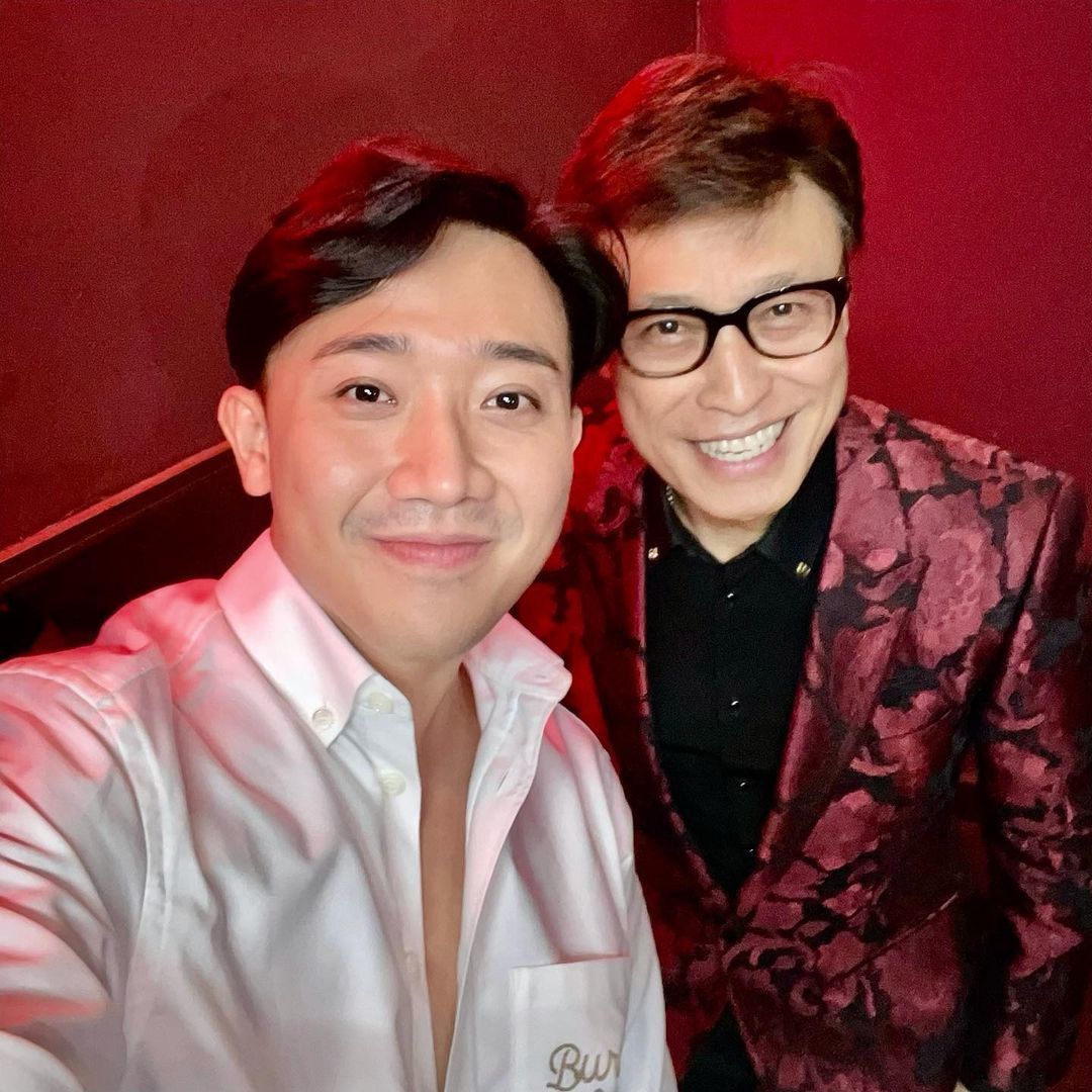 Sao Việt hôm nay 8/2: MC Trấn Thành đăng ảnh chụp cùng danh ca Tuấn Ngọc, gọi đàn anh là thần tượng. Nụ cười tươi và sự trẻ trung của Tuấn Ngọc gây chú ý khi anh lớn hơn Trấn Thành đến 39 tuổi.