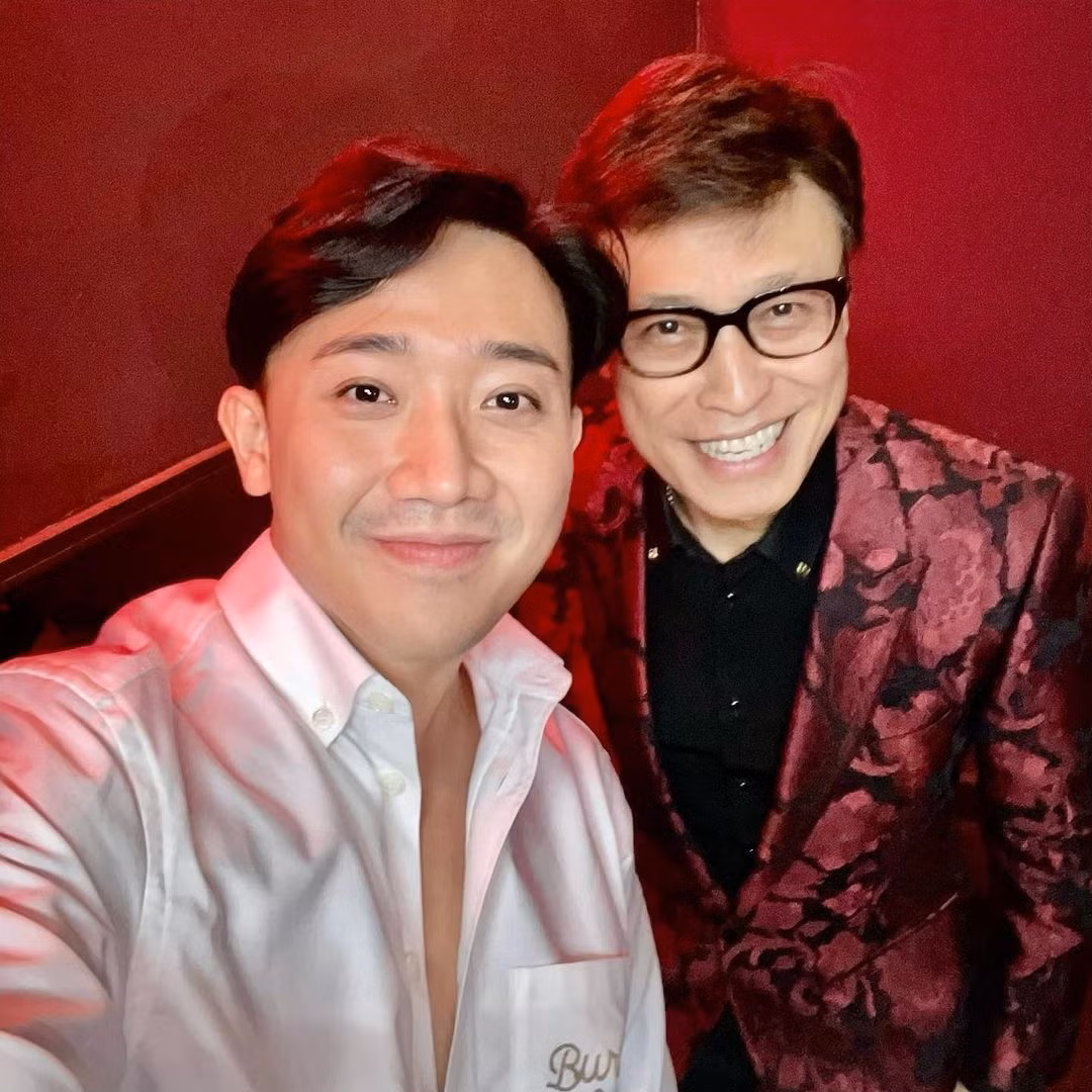 Sao Việt hôm nay 8/2: MC Trấn Thành đăng ảnh chụp cùng danh ca Tuấn Ngọc, gọi đàn anh là thần tượng. Nụ cười tươi và sự trẻ trung của Tuấn Ngọc gây chú ý khi anh lớn hơn Trấn Thành đến 39 tuổi.