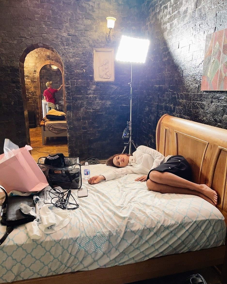 H'Hen Niê mê mẩn buổi ghi hình có giường nệm giúp cô được ngả lưng sung sướng giữa giờ.