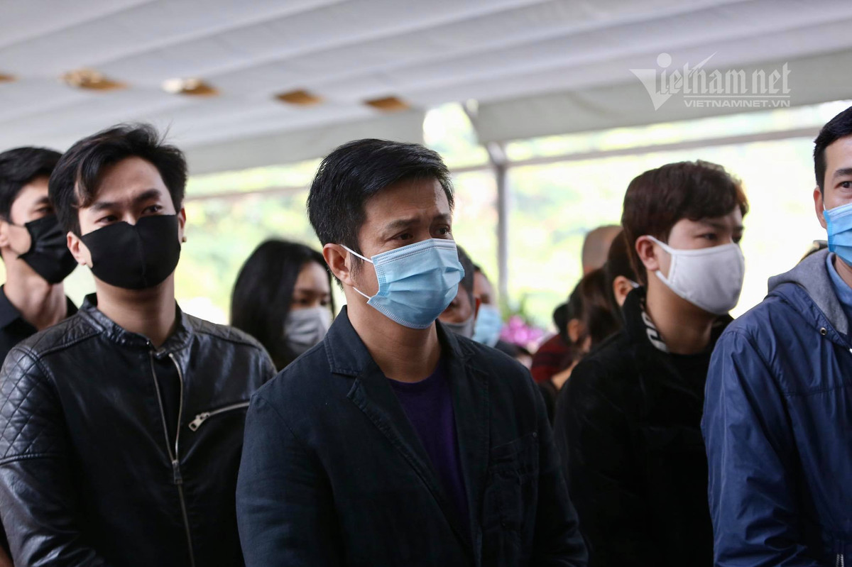 Đoàn phim 'Trở về giữa yêu thương' vào viếng NSND Hoàng Dũng.