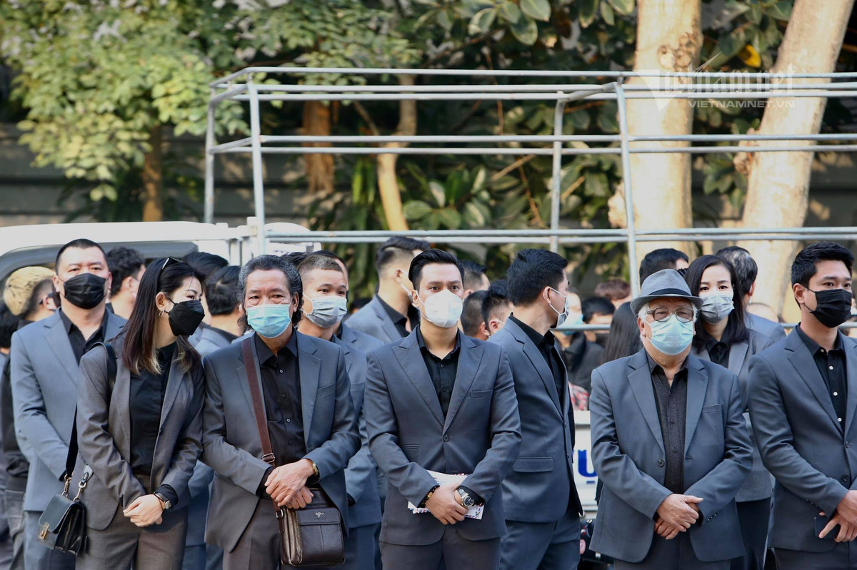 Việt Anh và NSƯT Đức Trung chờ vào viếng.