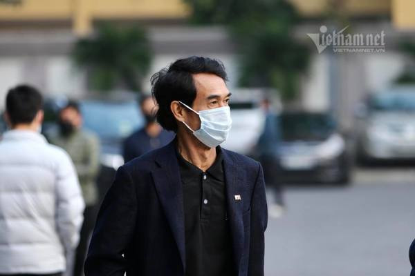 Đúng 7h30, tang lễ bắt đầu. Mỗi khách đến viếng được gia đình chuẩn bị một bông hoa hồng. Theo di nguyện của NSND Hoàng Dũng trước khi mất, tang lễ được tổ chức giản dị, ấm áp và không bi lụy.