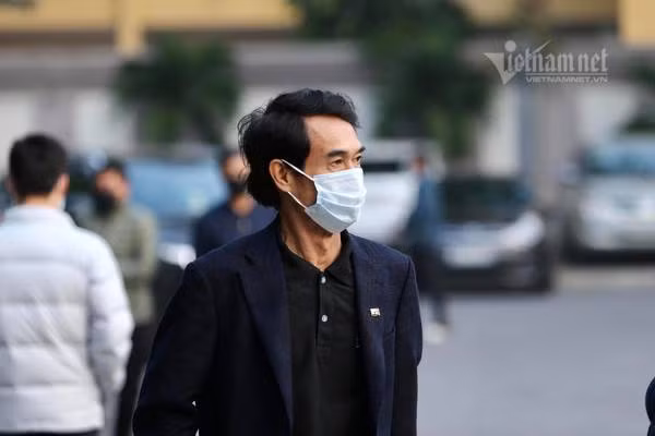 Đúng 7h30, tang lễ bắt đầu. Mỗi khách đến viếng được gia đình chuẩn bị một bông hoa hồng. Theo di nguyện của NSND Hoàng Dũng trước khi mất, tang lễ được tổ chức giản dị, ấm áp và không bi lụy.