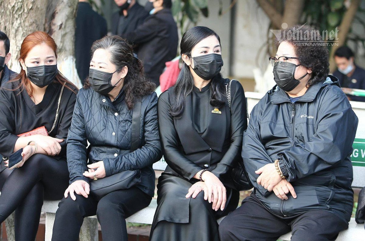 NSND Thu Hà và NSƯT Minh Vượng chờ vào viếng người bạn, người anh thân thiết.