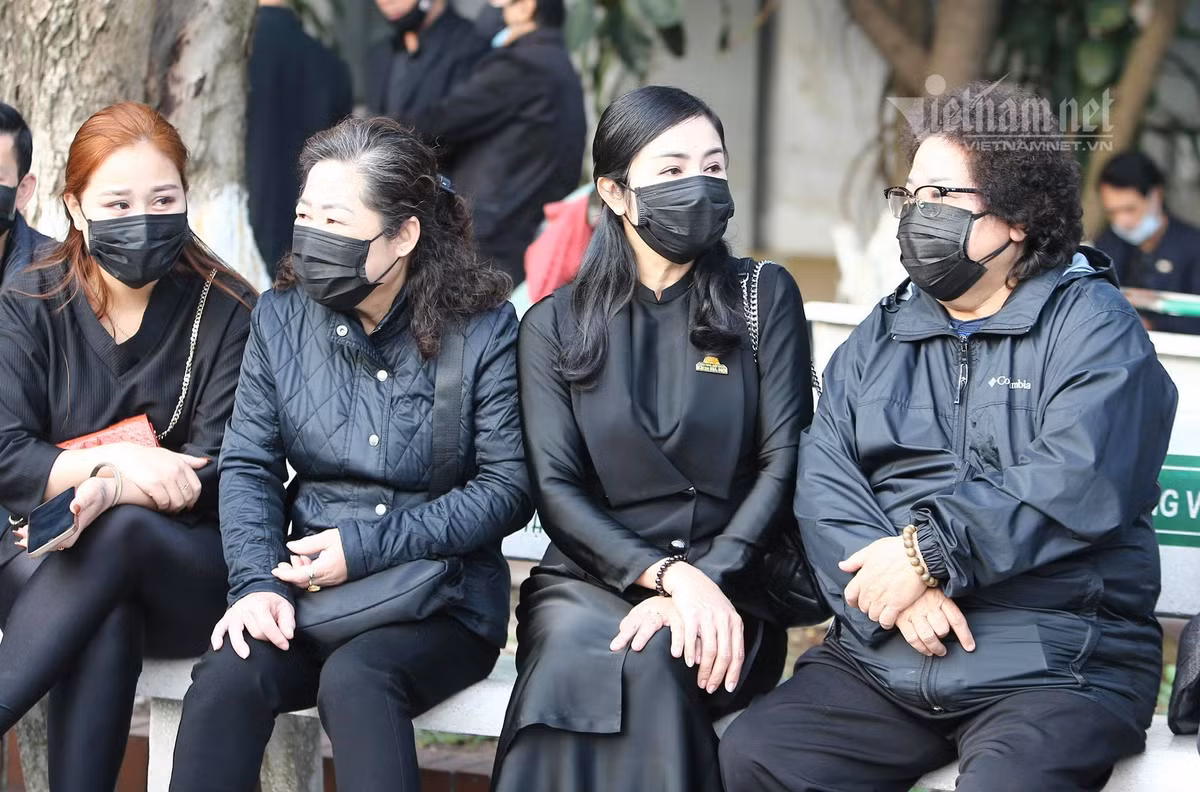 NSND Thu Hà và NSƯT Minh Vượng chờ vào viếng người bạn, người anh thân thiết.