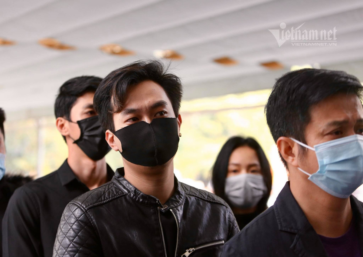 Lễ an táng nghệ sĩ Hoàng Dũng diễn ra cùng ngày tại quê nhà Hưng Yên. Nghệ sĩ Hoàng Dũng được nhiều khán giả biết đến và yêu mến qua vai ông trùm Phan Quân của Người phán xử. Sau đó, ông tham gia các phim khác như: Về nhà đi con, Sinh tử. Trong thời gian bị bệnh, nghệ sĩ vẫn quay bộ phim truyền hình Trở về giữa yêu thương, Hồ sơ cá sấu. 