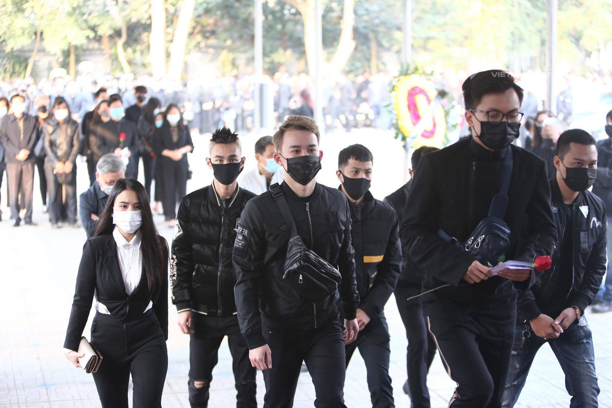 Diễn viên Đỗ Duy Nam vào viếng cố nghệ sĩ.