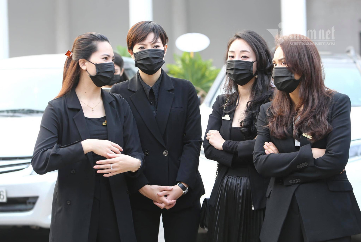 Thanh Hương (thứ 2 từ trái qua).