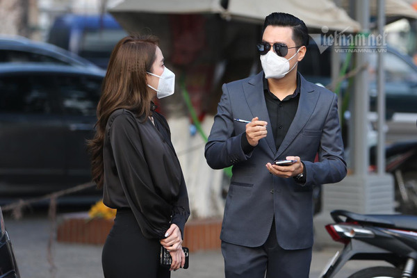 Việt Anh và Quỳnh Nga đến sớm chờ viếng cố nghệ sĩ.