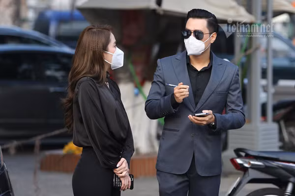 Việt Anh và Quỳnh Nga đến sớm chờ viếng cố nghệ sĩ.