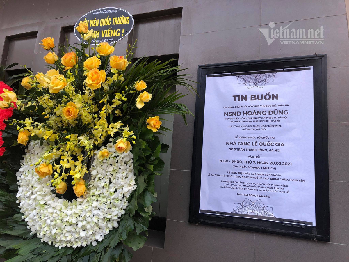 Diễn viên Quốc Trường từ TP.HCM gửi vòng hoa viếng NSND Hoàng Dũng. Rất đông nghệ sĩ thân thiết, các diễn viên học trò của NSND Hoàng Dũng như Việt Anh, Quỳnh Nga, Trí Nhân, Đỗ Kỷ, Phú Đôn... đến sớm để chờ đến viếng cố nghệ sĩ.