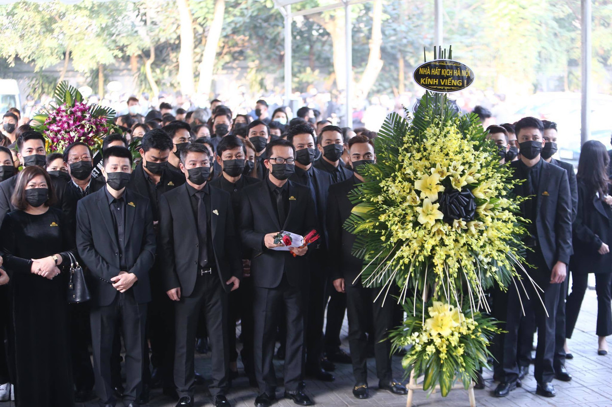 Rất nhiều diễn viên đã tề tựu từ sớm tại đám tang.