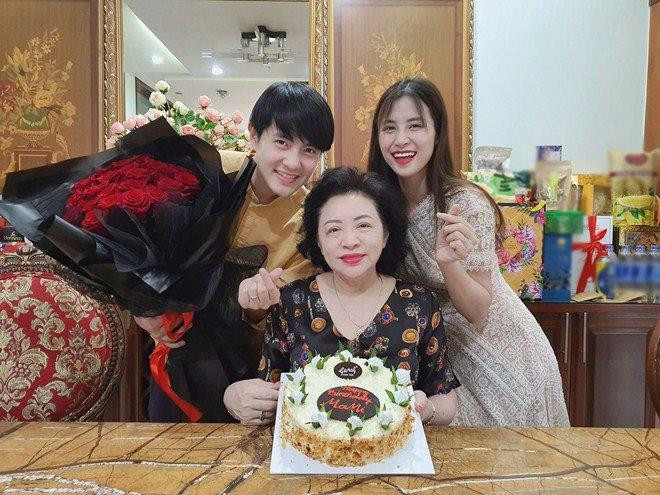 ẹ chồng Đông Nhi được biết đến là người phụ nữ quyền lực, phu nhân của tập đoàn nức tiếng tại TP.HCM. Bà có gu ăn mặc sành điệu, gương mặt toát lên vẻ sang trọng. Ông Cao Thắng được cho là rất giống mẹ.