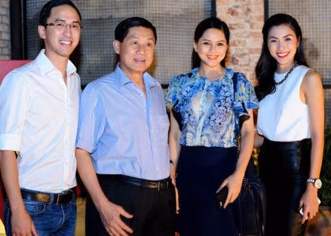 Ở những năm 1990, mẹ chồng Hà Tăng được biết đến là mỹ nhân đình đám của màn ảnh Việt. Tuy nhiên sau khi kết hôn, bà chuyển hẳn sang lĩnh vực kinh doanh.