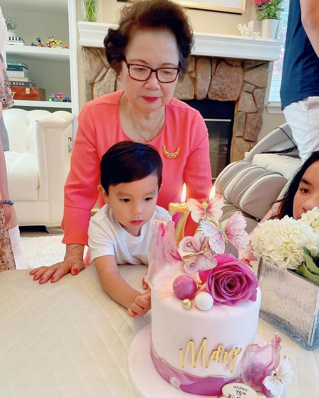 Qua ảnh, có thể thấy nàng hậu đang mừng sinh nhật lần thứ 75 của mẹ chồng. Ngoại hình của bà toát lên vẻ sang trọng, quý phái. Nhiều mẹ chồng của dàn mỹ nhân Việt cũng đẹp sắc sảo, quyền lực.