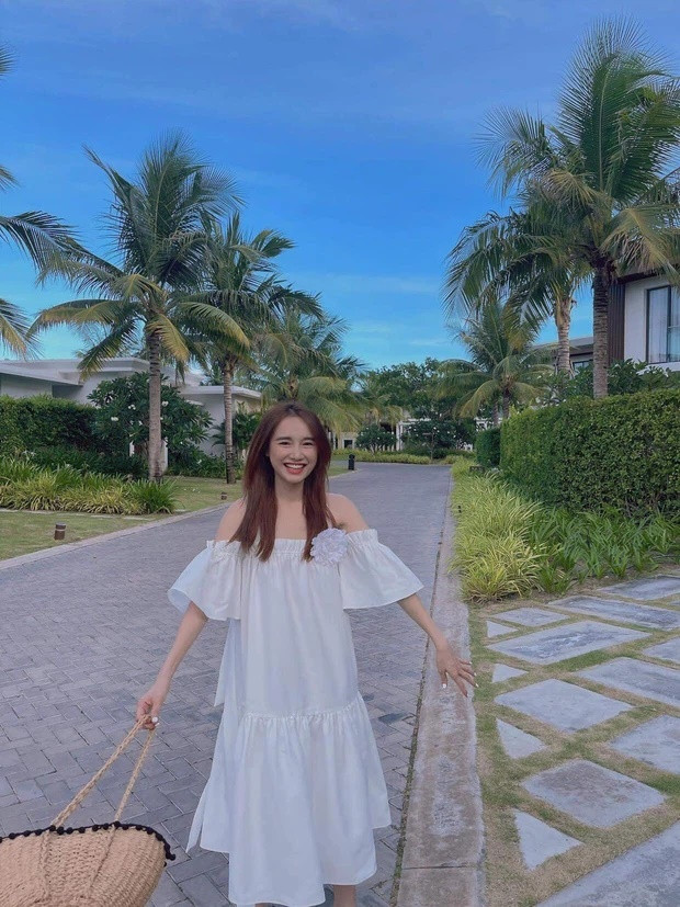 br/> Mừng sinh nhật tuổi 31 rực rỡ, Nhã Phương tung loạt ảnh tươi rói. Rút kinh nghiệm sau nhiều lần bị chê vai vóc dáng cò hương còn chọn đồ tối màu, ôm sát, lần này bà xã Trường Giang ưu ái thiết kế váy trắng dáng xòe rộng rãi. Chiếc đầm phom rộng giúp nữ diễn viên giấu nhẹm body mảnh khảnh. Tuy nhiên, điều khiến khán giả chú ý vẫn là đôi tay gầy guộc của Nhã Phương. Ở độ tuổi 31 nhưng cánh tay của bà xã Trường Giang khẳng khiu, bé tí như que củi, vóc dáng chỉ như học sinh cấp 2.