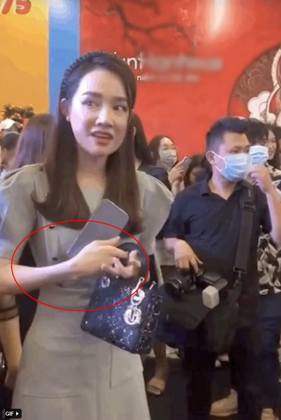 Tham gia buổi công chiếu phim, diễn viên Nhã Phương trở thành tâm điểm chú ý với bàn tay xương xẩu, cổ tay bé tí.