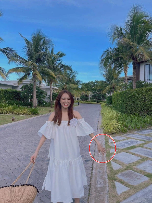 Điều này khiến khán giả không ngừng lo lắng. Kể từ khi hạ sinh con đầu lòng, Nhã Phương ngày càng xuống cấp nhan sắc: hết body mỏng như lá lúa đến gương mặt lộ dấu hiệu lão hóa với nhiều nếp nhăn, bọng mắt thâm. Dưới phần bình luận, fans đã để lại bình luận "nhắc nhở" cô tẩm bổ để trông đầy đặn, nhiều sức sống hơn.