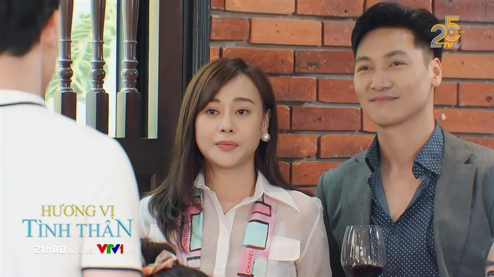 Trong bữa tiệc gia đình, Nam xuất hiện cực lịch sự, thời thượng với chiếc khăn lụa mềm mại họa tiết màu hồng có in chữ Chanel. Đáng nói, món đồ này không hề được tìm thấy trong các bộ sưu tập của Chanel.