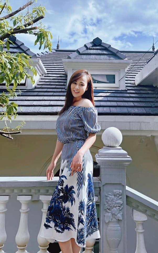 Chiếc váy liền thân trễ vai màu xanh cực xinh xẻo, có họa tiết đặc trưng của Dior trong BST xuân hè 2021.