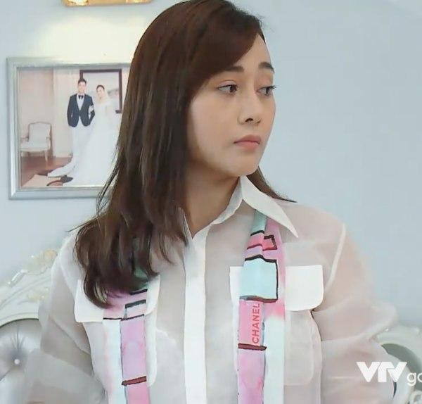 Có vẻ cô nàng đã tìm mua hàng nhái để trưng diện cho tiết kiệm. .