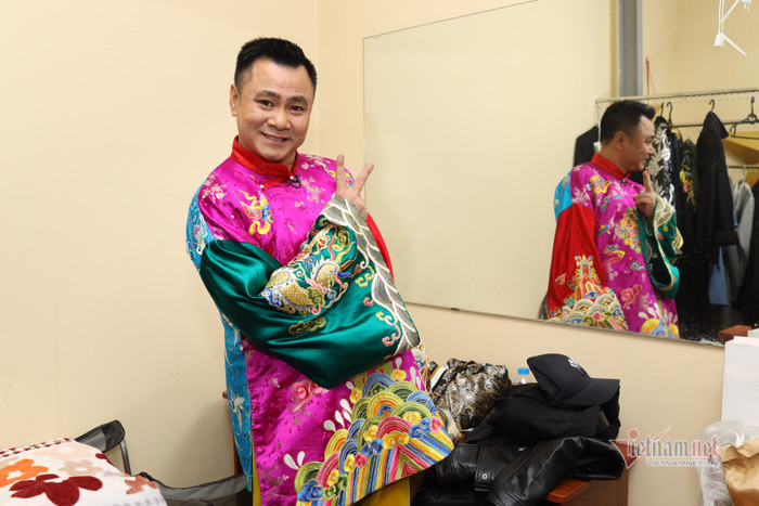 Táo Xã hội Tự Long hài hước ở hậu trường.