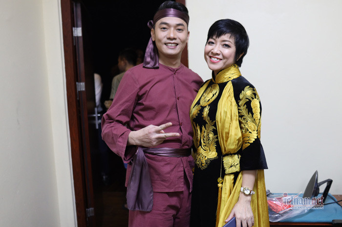 Việt Bắc tranh thủ chụp ảnh cùng MC Thảo Vân ở hậu trường. 