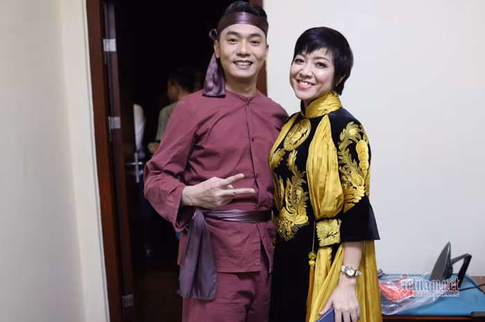 Việt Bắc tranh thủ chụp ảnh cùng MC Thảo Vân ở hậu trường. 