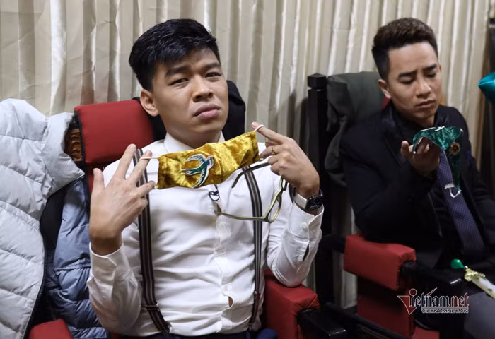 Trung 'ruồi' khoe chiếc khẩu trang được thiết kế riêng cho nhân vật của mình trong Táo Quân 2021.