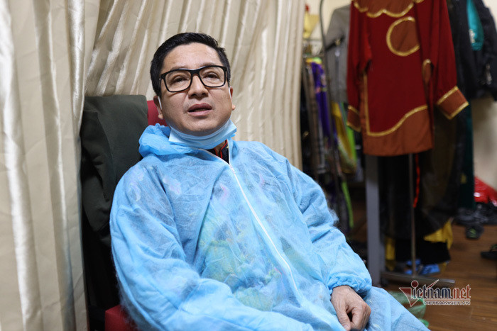 Nghệ sĩ Chí Trung năm nay vào vai Táo Giáo dục. Anh buồn bã chia sẻ trong buổi ghi hình cuối: "Vì Covid lộn về đột ngột mà tối nay khán giả không được vào xem, nghệ sỹ đành tự vui để quay thôi...".