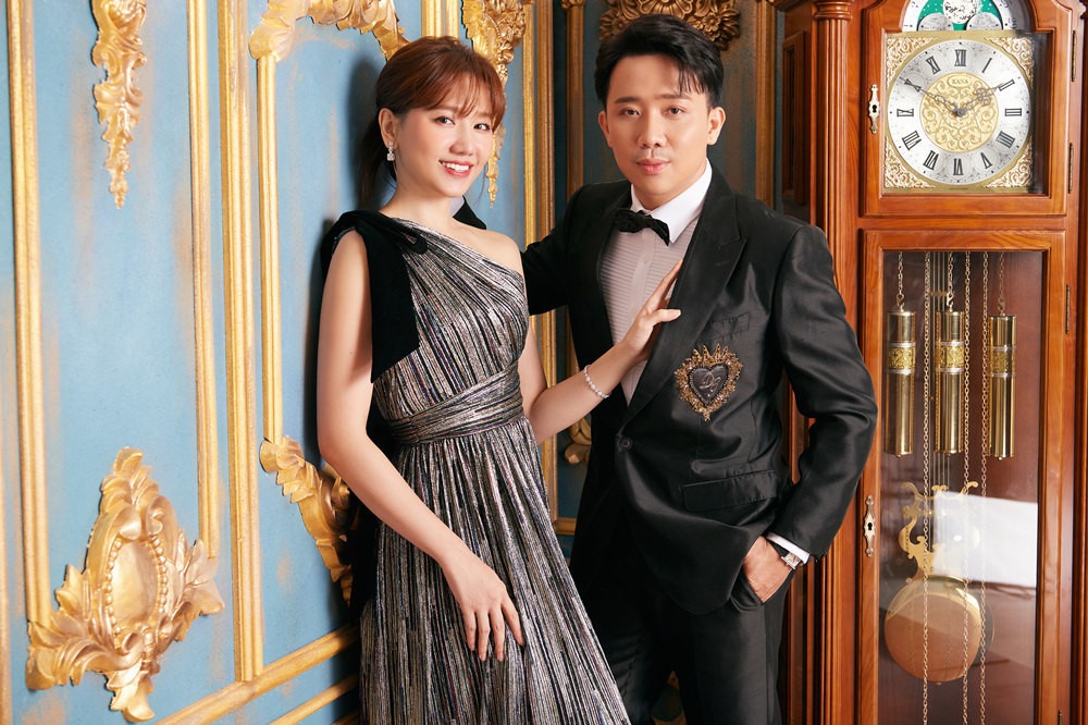 Đứng bên nhau, Trấn Thành và Hari Won càng nổi bật trước background nội thất cổ điển. Cặp đôi không cần diễn mà trao cho nhau những cử chỉ tình tứ, lãng mạn.