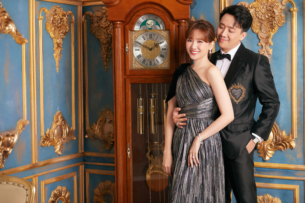 Bộ ảnh mới của vợ chồng Trấn Thành - Hari Won theo phong cách sang trọng. Cả hai thể hiện cử chỉ tình cảm tự nhiên trước ống kính.