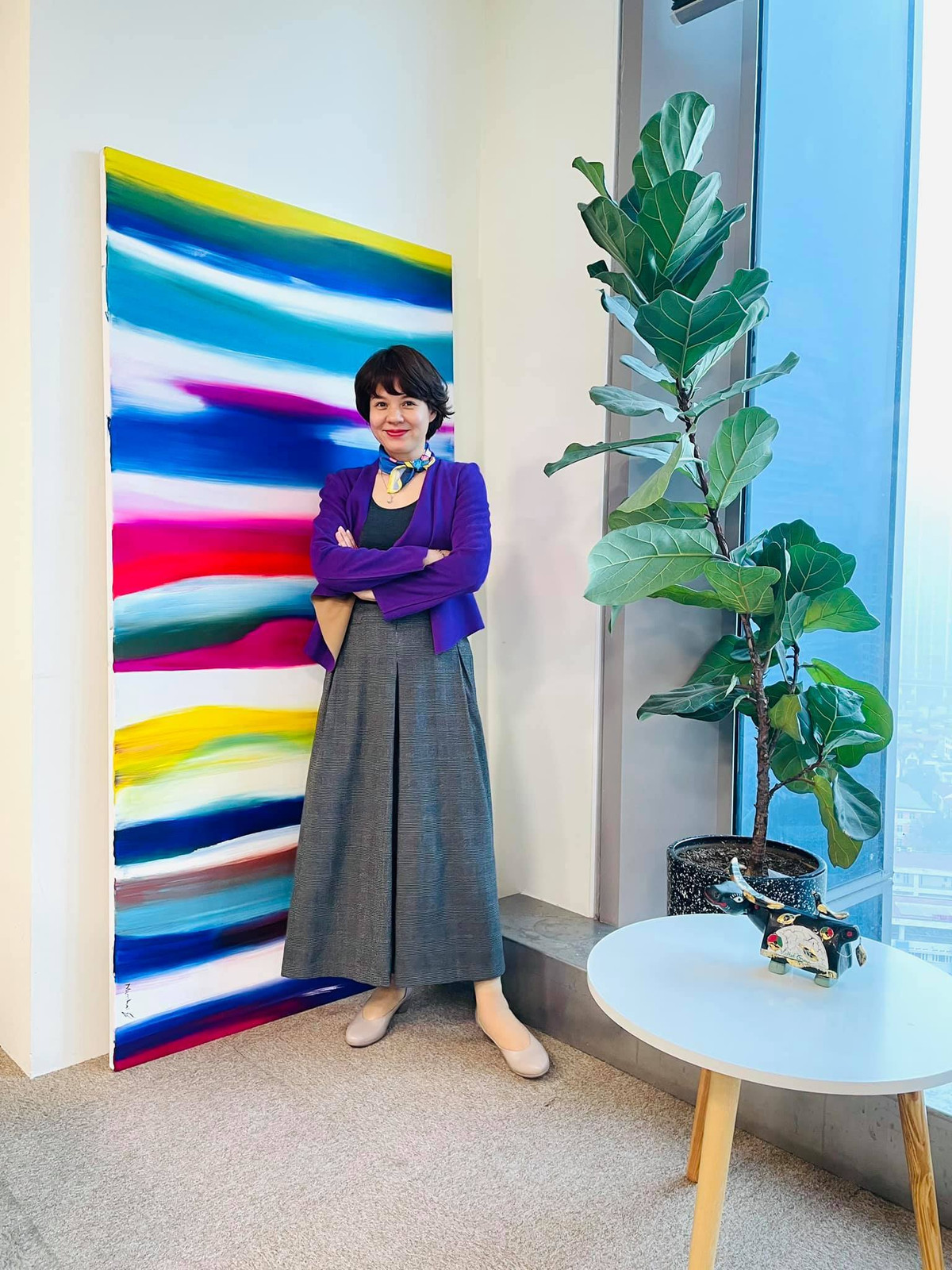 MC Diễm Quỳnh tím lịm bên bức tranh được tặng.