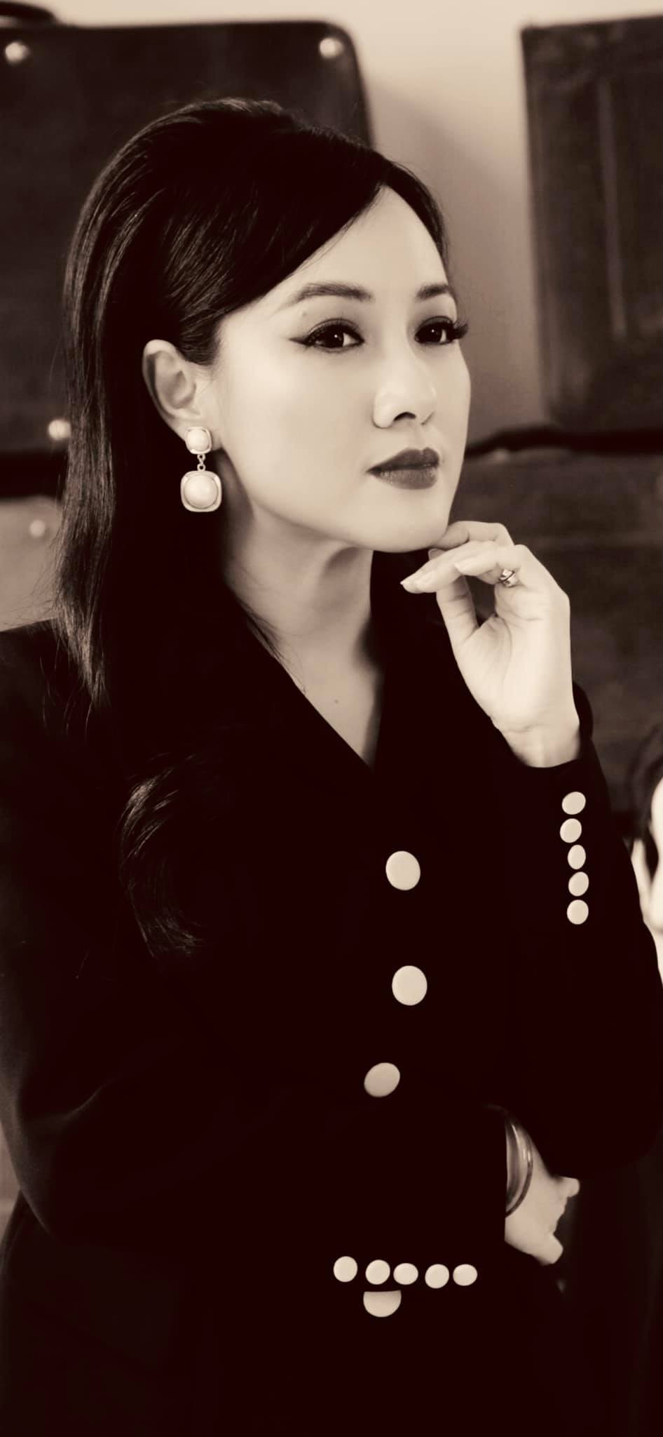 Sao việt hôm nay 2/3: "Tháng của mình được bắt đầu bằng một câu chuyện xôn xao trên mạng và làm lay động lòng người trọn ngày hôm nay. Chuyện người thanh niên đã dũng cảm quên mình, trong một khoảnh khắc kịp thời trèo lên tầng cao để đỡ một em bé đang rơi. Và điều làm lay động lòng người và còn đọng lại mãi, chính là nghĩa cử cao đẹp của người thanh niên, đã không nghĩ đến những nguy hiểm tiềm ẩn có thể xảy ra cho bản thân, hành động quên mình chỉ để cứu được em bé'' - BTV Hoài Anh viết.