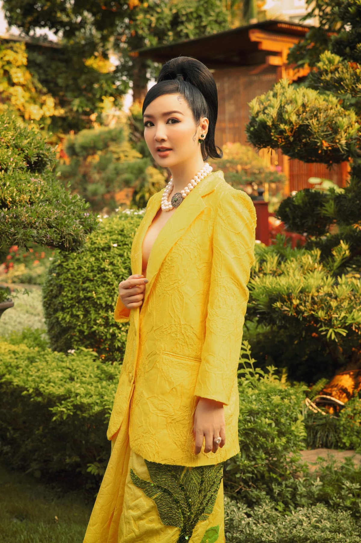 Hoa hậu Đền Hùng Giáng My rực rỡ với vest vàng.