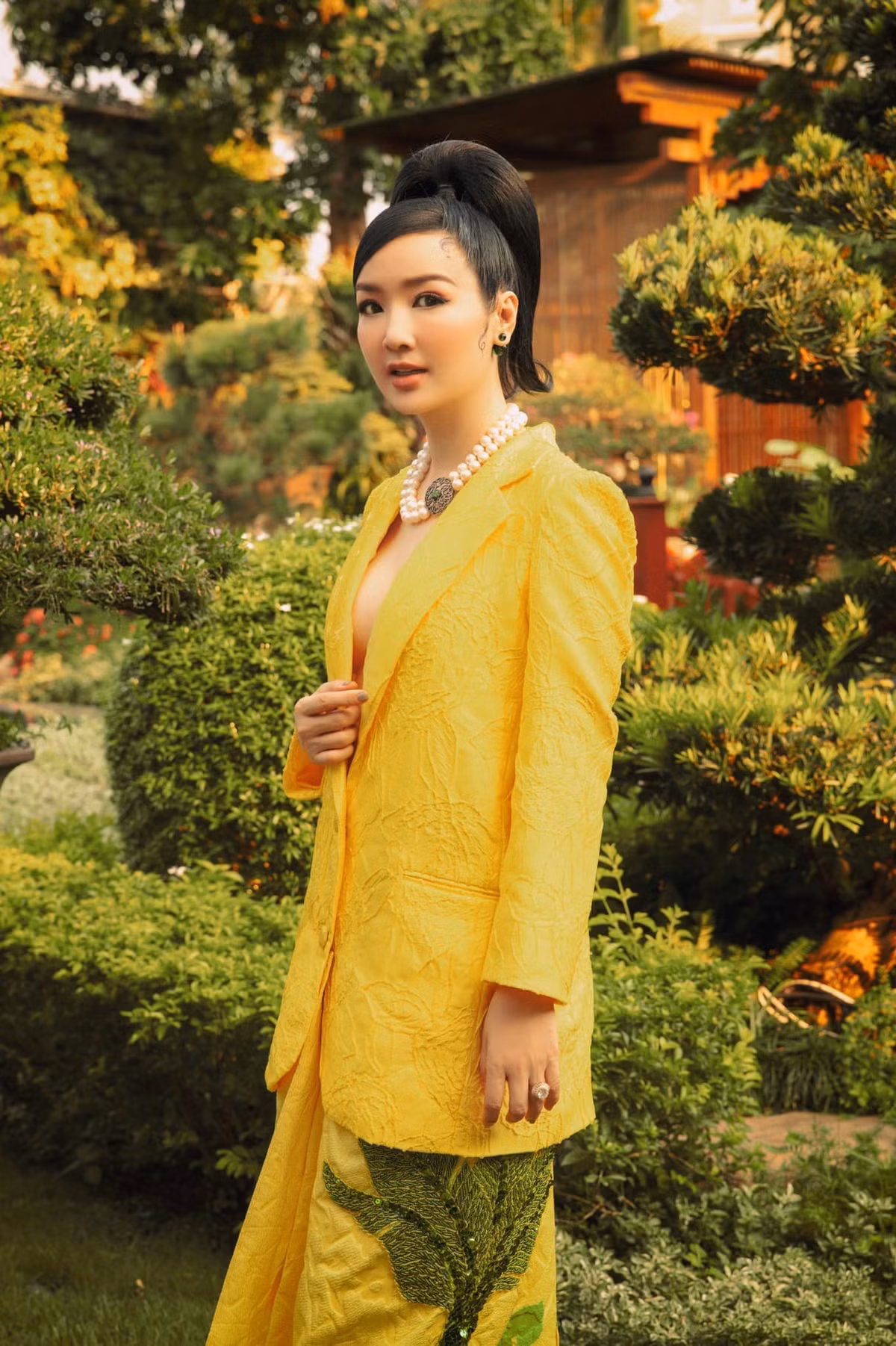 Hoa hậu Đền Hùng Giáng My rực rỡ với vest vàng.