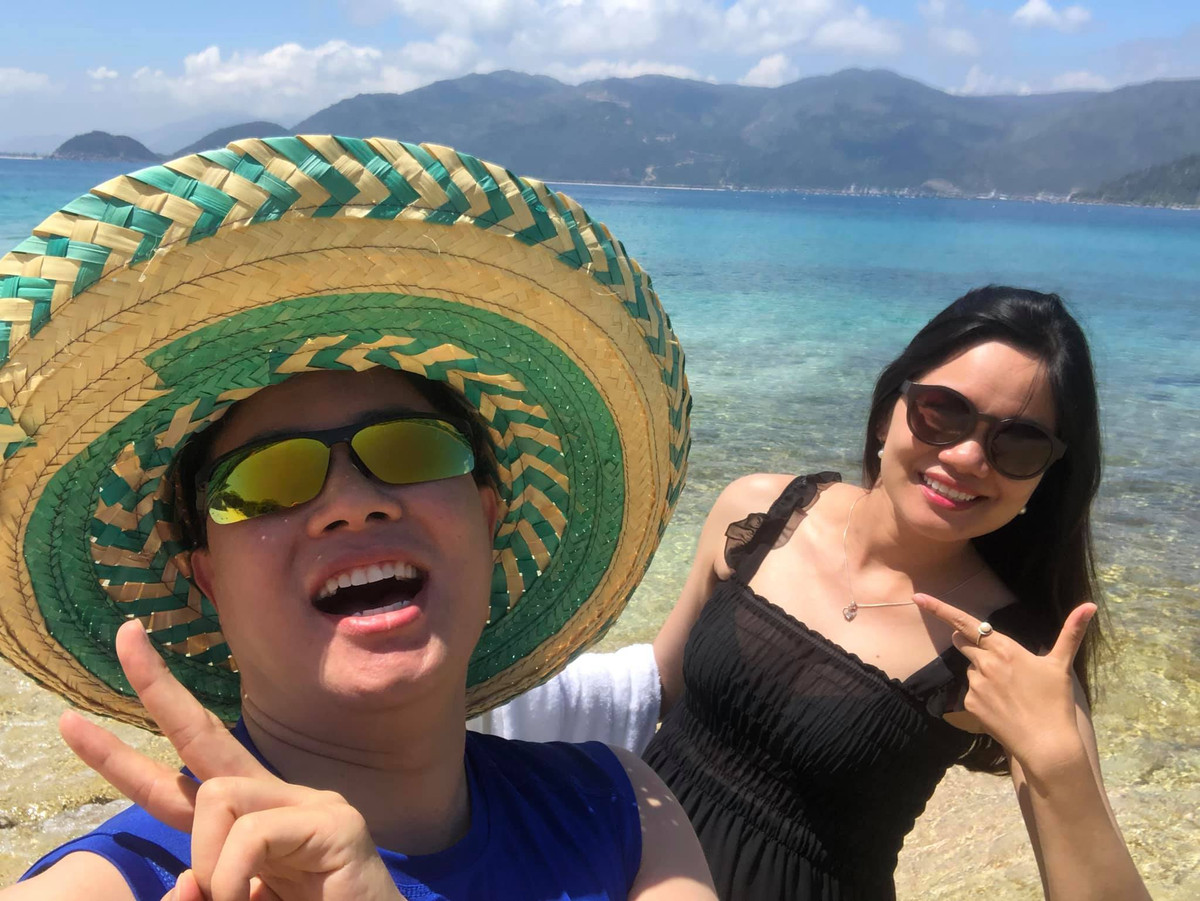 MC Lê Anh cùng vợ mới cưới đi du lịch ở Tuy Hoà, Phú Yên sau thông báo sắp được lên chức bố. "Hòn Nưa, Vũng Rô, Phú Yên ngóng ra biển đón nàng tiên cá, thì vớ phải nàng này, tạm tạm nhỉ", MC hài hước chia sẻ.