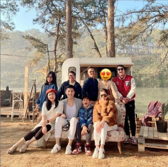 Lâm Bảo Châu đăng ảnh chụp chung 2 mẹ con nữ ca sĩ Lệ Quyên. Trong ảnh, cả 3 người tươi cười rạng rỡ, trông khăng khít như người một nhà.